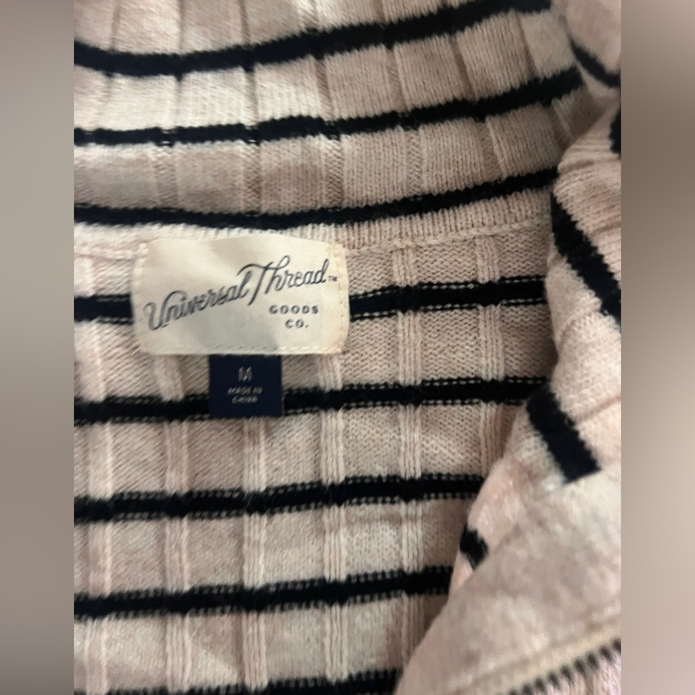 Universal Threads
Women’s 
Medium 
Cardigan 
Sweater
Ivory/Black Stripe
L/S - Picture 14 of 14
